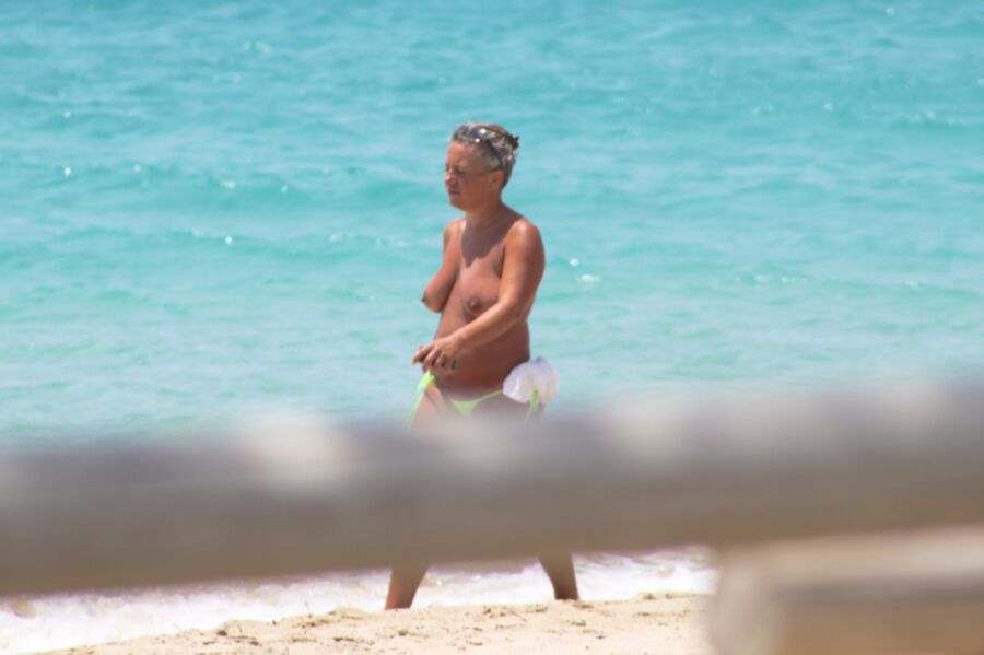 Milf bronzeada pega de topless em Plaka Beach, Naxos.