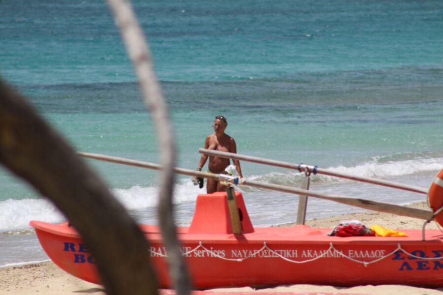 Milf bronzeada pega de topless em Plaka Beach, Naxos.