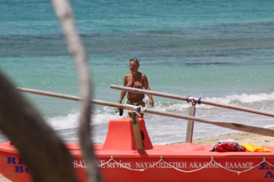 Milf bronzeada pega de topless em Plaka Beach, Naxos.