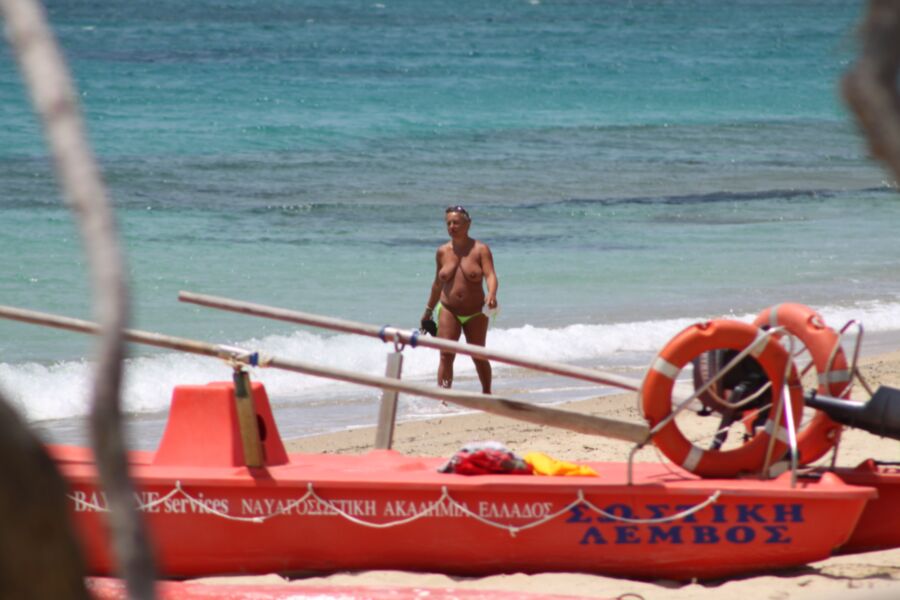 Milf bronzeada pega de topless em Plaka Beach, Naxos.