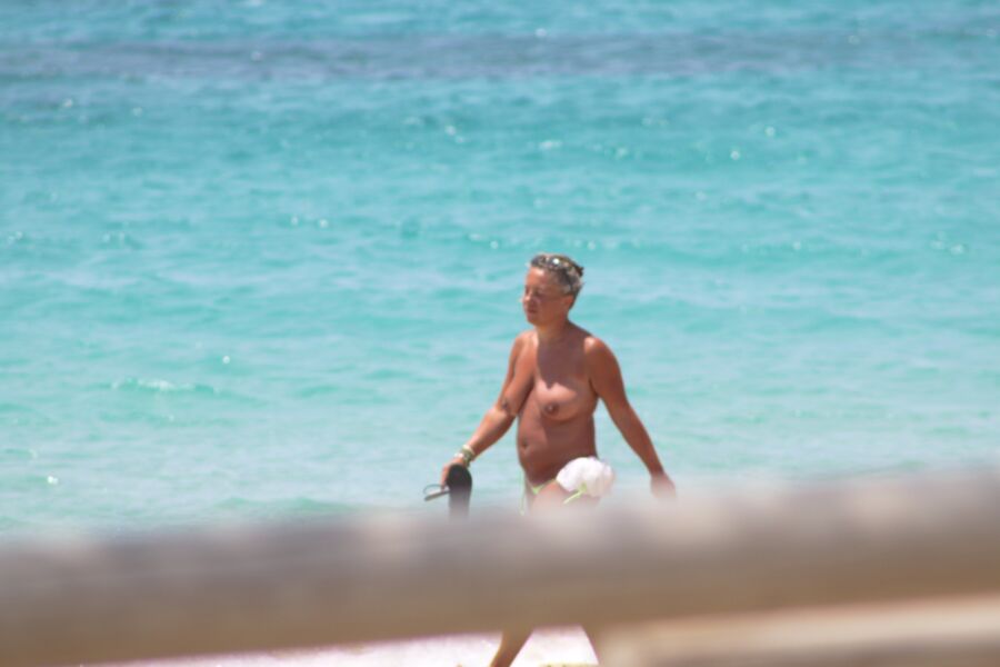 Milf bronzeada pega de topless em Plaka Beach, Naxos.