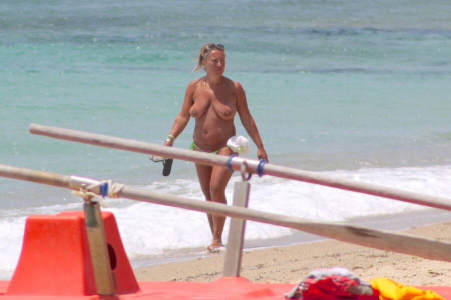 Milf bronzeada pega de topless em Plaka Beach, Naxos.