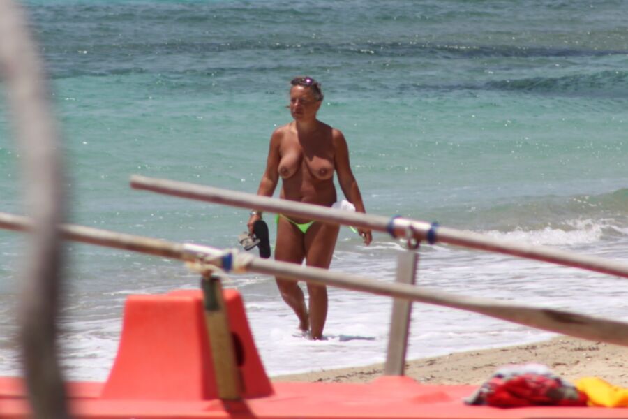 Milf bronzeada pega de topless em Plaka Beach, Naxos.