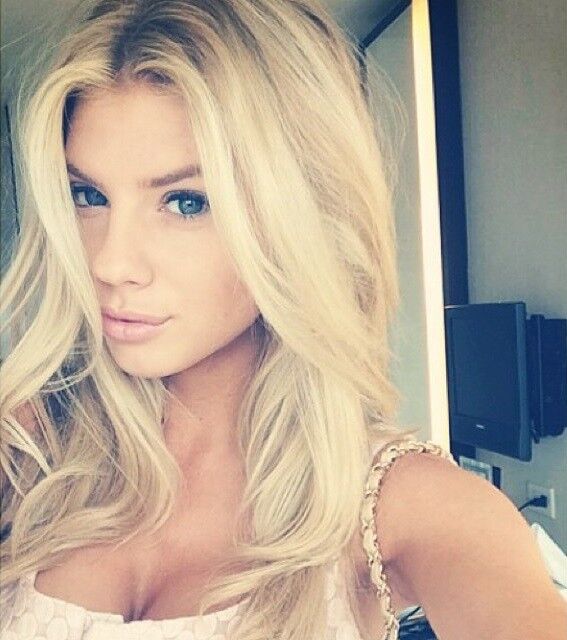 FILTRADAS FOTOS DESNUDAS DEL TELÉFONO CELULAR DE CHARLOTTE MCKINNEY