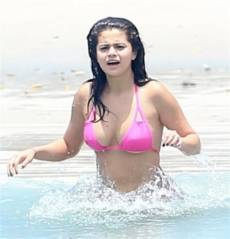 SELENA GOMEZ BIKINI