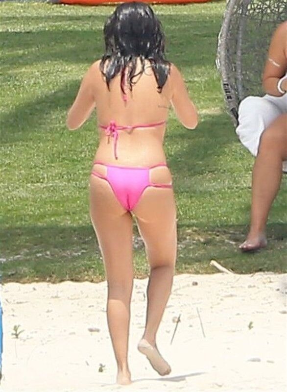 SELENA GOMEZ BIKINI