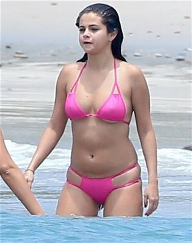 SELENA GOMEZ BIKINI