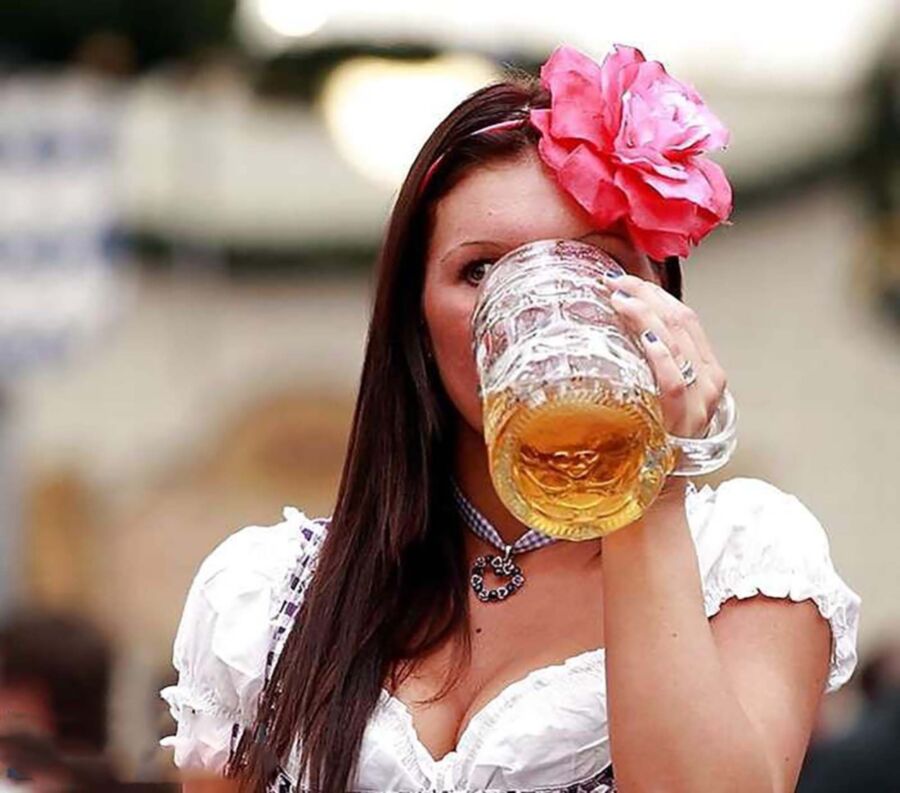 sündige bayrische Madel`n im sexy Dirndl zum Fünfundzwanzigst`