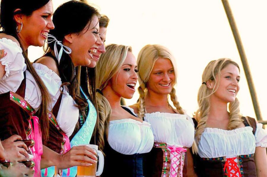 sündige bayrische Madel`n im sexy Dirndl zum Fünfundzwanzigst`