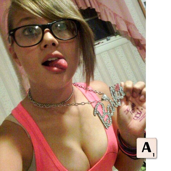 WANK SCRABBLE - Girls in glasses