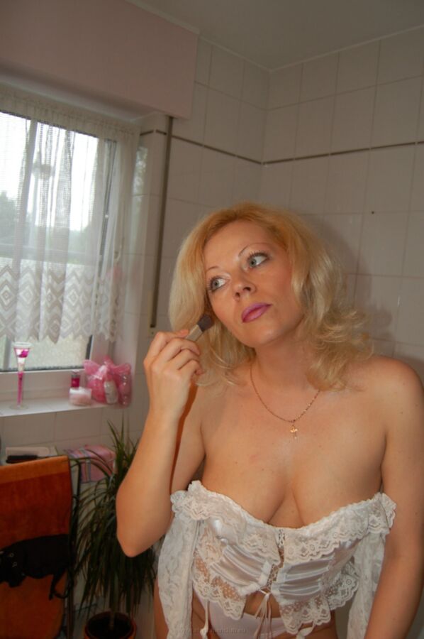 Blonde MILF mit großen Titten