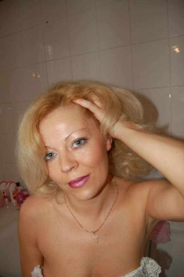 Blonde MILF mit großen Titten