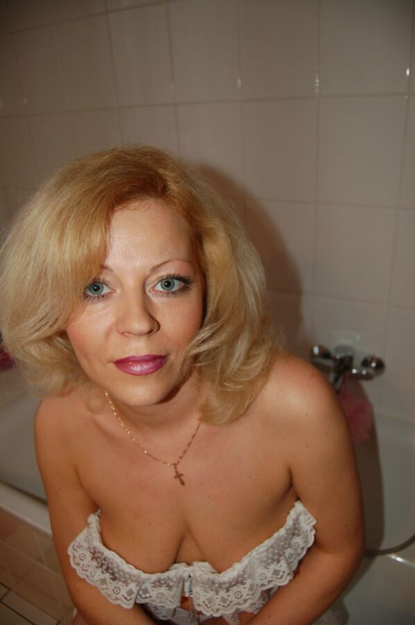 Blonde MILF mit großen Titten