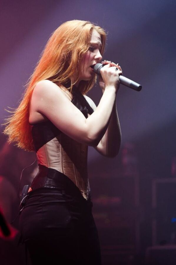 La superbe pute chanteuse de métal Simone Simons d'Epica