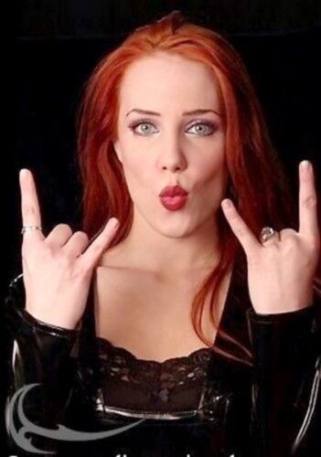 La superbe pute chanteuse de métal Simone Simons d'Epica