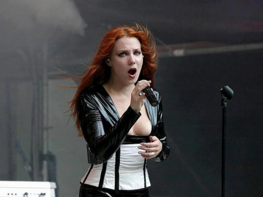 La superbe pute chanteuse de métal Simone Simons d'Epica