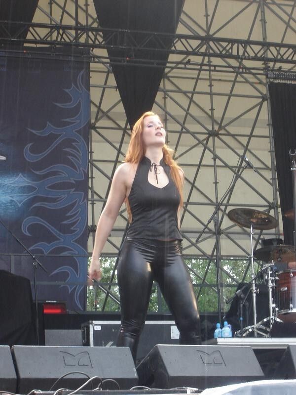 La superbe pute chanteuse de métal Simone Simons d'Epica