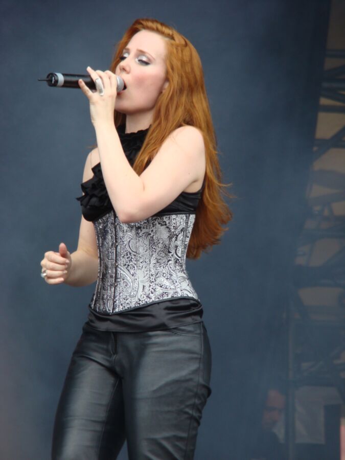 La superbe pute chanteuse de métal Simone Simons d'Epica