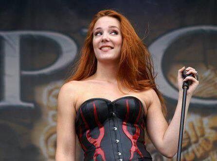 La superbe pute chanteuse de métal Simone Simons d'Epica