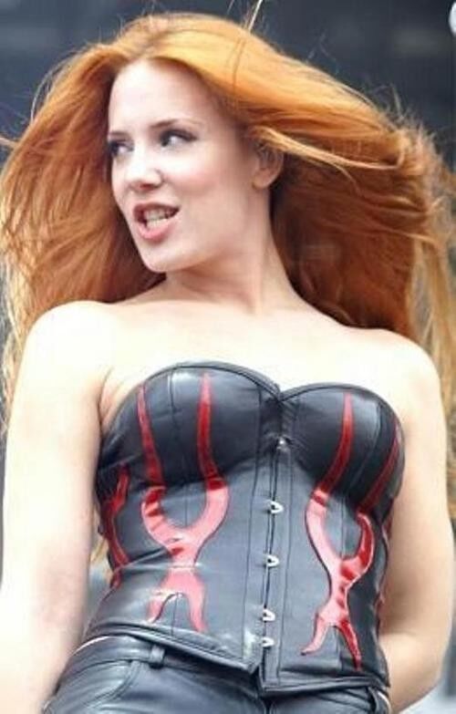 La superbe pute chanteuse de métal Simone Simons d'Epica