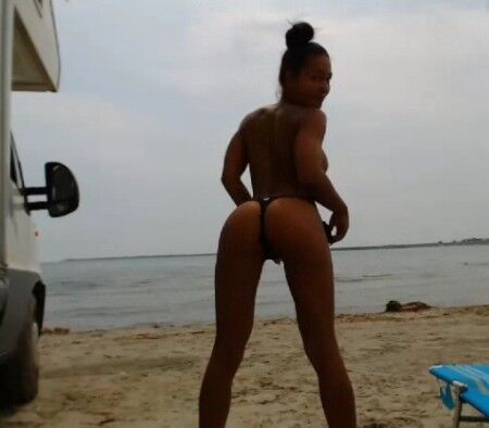 Camgirl de ensueño supercaliente en la playa