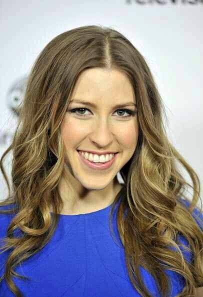 Eden Sher Petite y linda en colores brillantes.