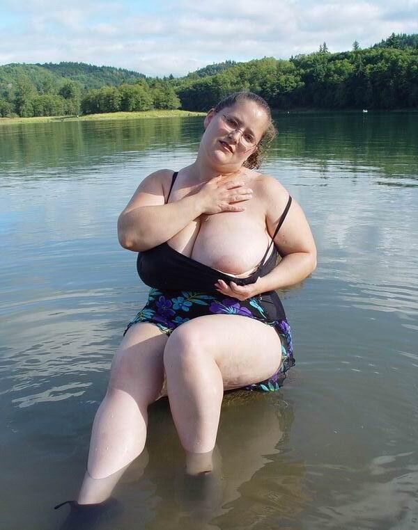 Señora gordita sexy en el río - (tetas grandes)