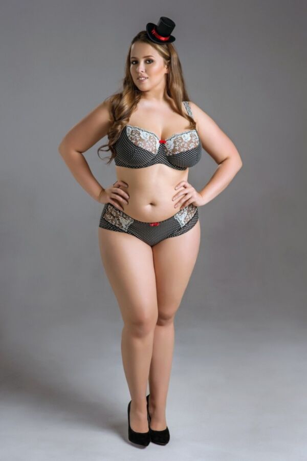 Plus-Size Honey: Victoria