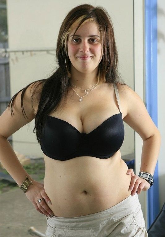 Une fille potelée aux gros seins