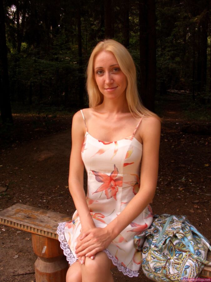 Rubia caliente con tetas perfectas posando desnuda en el bosque