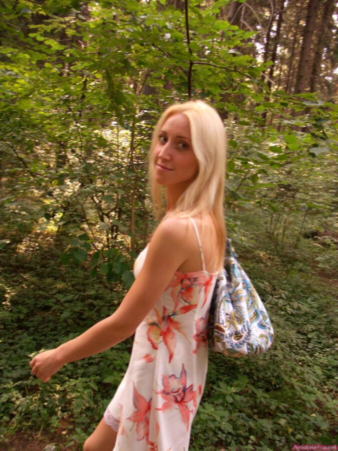 Rubia caliente con tetas perfectas posando desnuda en el bosque