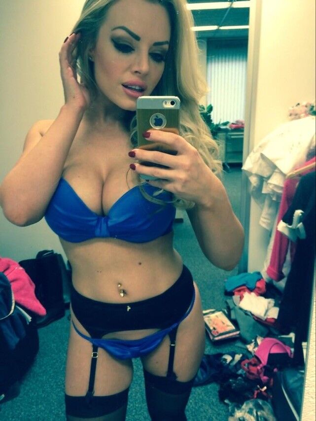 HANNAH CLAYDON Große Titten Brüste Dekolleté-Göttin SELFIE QUEEN