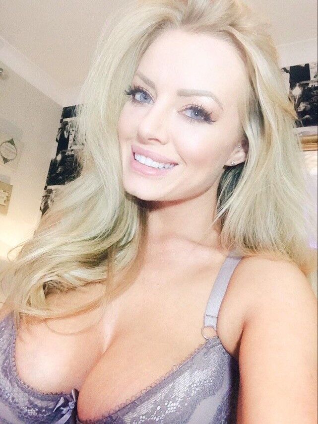 HANNAH CLAYDON, богиня декольте с большими сиськами и королевой селфи