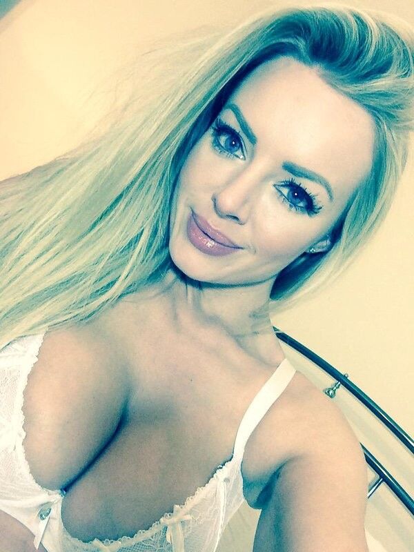 HANNAH CLAYDON, богиня декольте с большими сиськами и королевой селфи