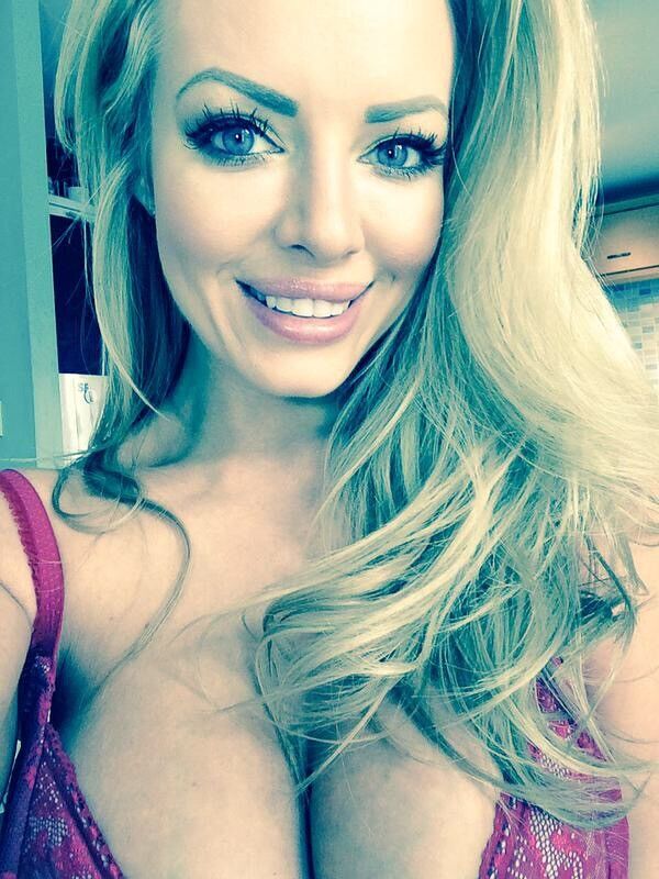 HANNAH CLAYDON Große Titten Brüste Dekolleté-Göttin SELFIE QUEEN