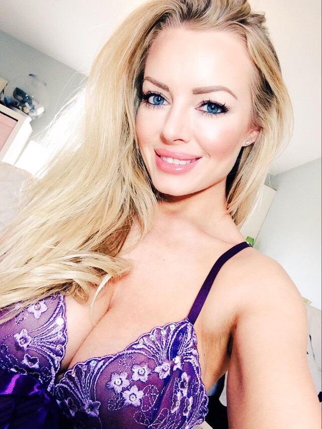 HANNAH CLAYDON, богиня декольте с большими сиськами и королевой селфи