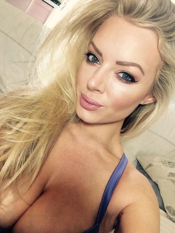 HANNAH CLAYDON Tetas grandes tetas Escote Diosa SELFIE QUEEN