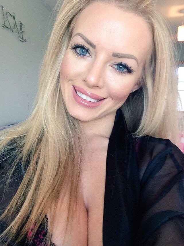 HANNAH CLAYDON, богиня декольте с большими сиськами и королевой селфи