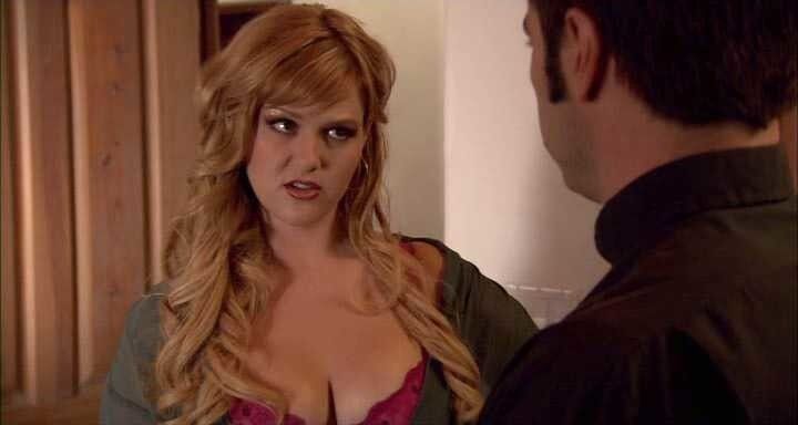 Sara Rue en topless y desnuda