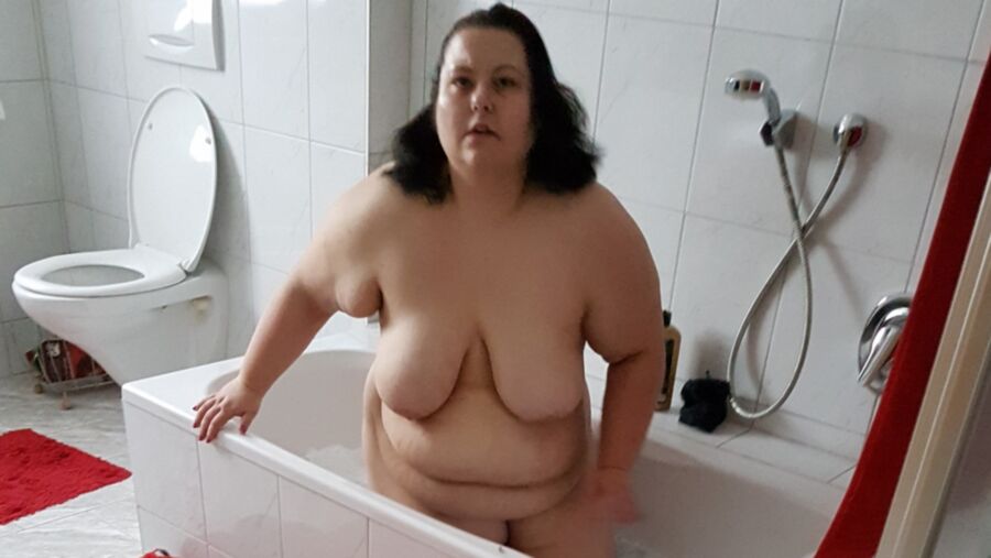 Mélanie, cochonne BBW amateur, prend une baignoire.