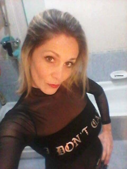 Hot MILF Slut adore prendre des selfies