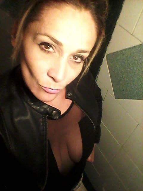 Hot MILF Slut adore prendre des selfies