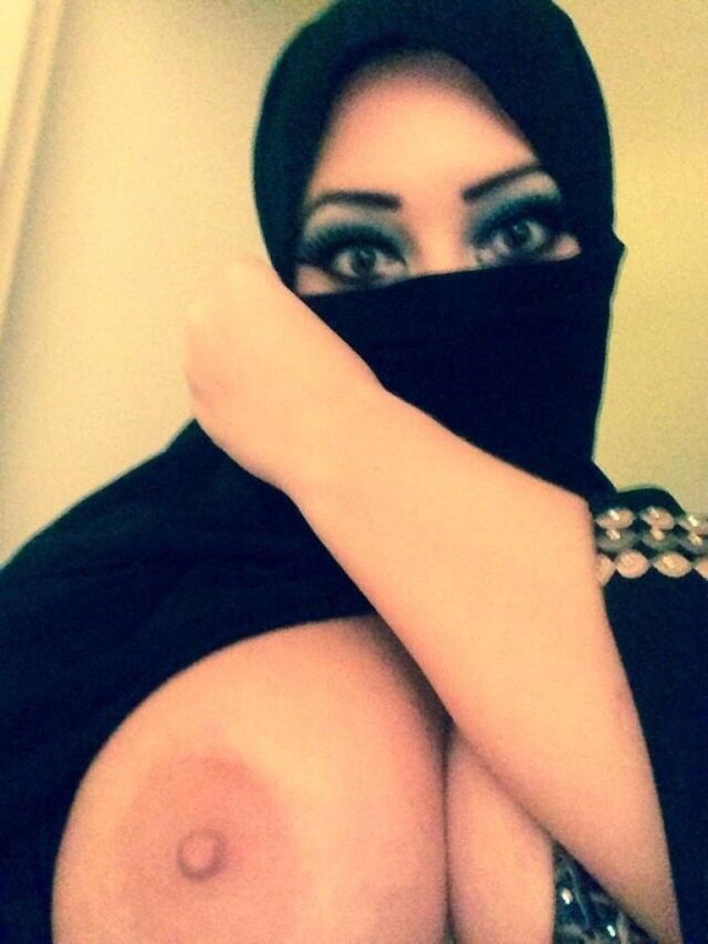 Peitos grandes e bunda grande muçulmano em hijab