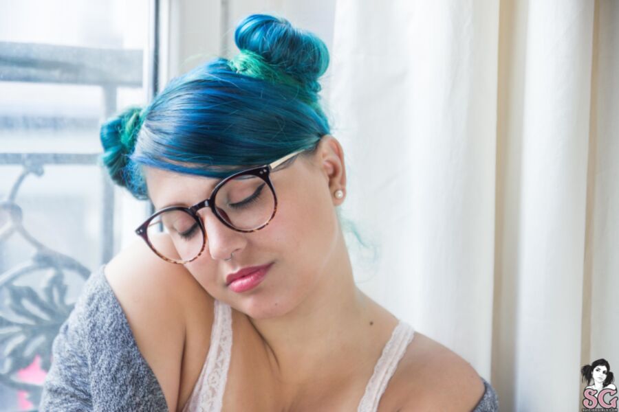 SuicideGirls - Rêverie grasse en bleu