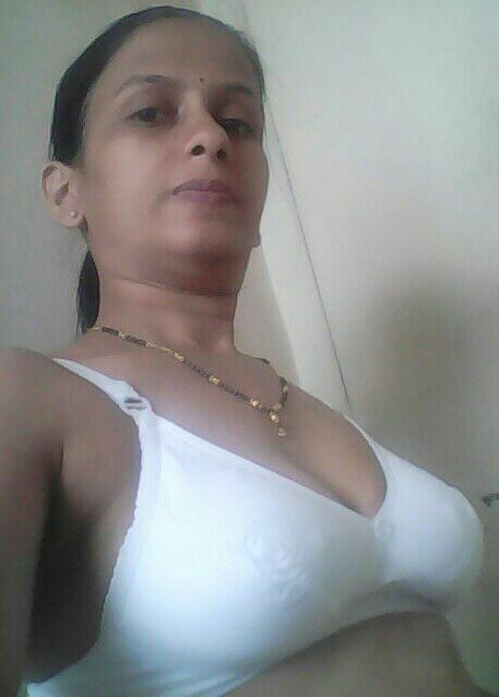 Tante indienne en soutien-gorge