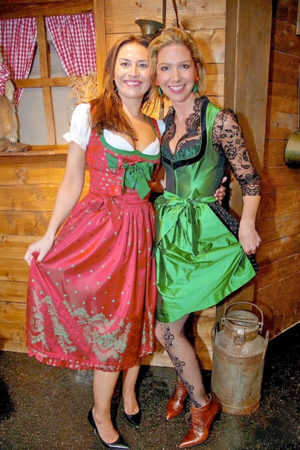 Fesche Madln im Dirndl zum Vierundzwanzigst`n