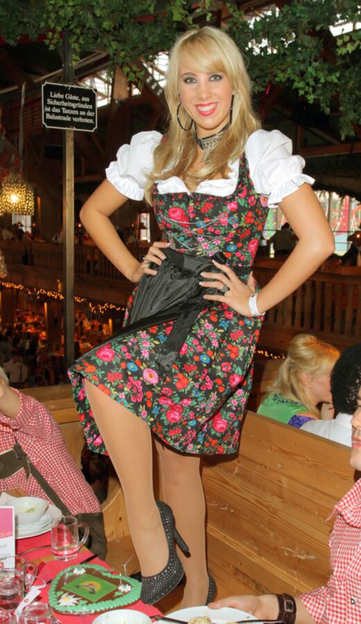 Fesche Madln im Dirndl zum Vierundzwanzigst`n