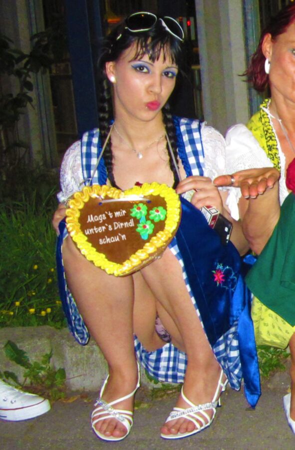 Fesche Madln im Dirndl zum Vierundzwanzigst`n