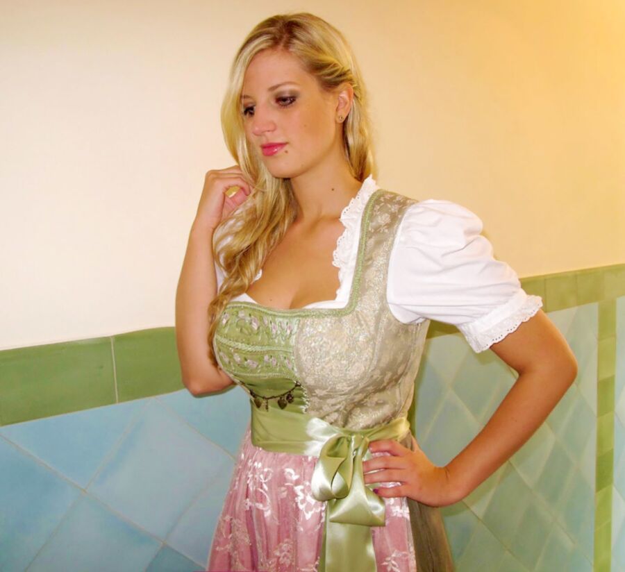 Fesche Madln im Dirndl zum Vierundzwanzigst`n