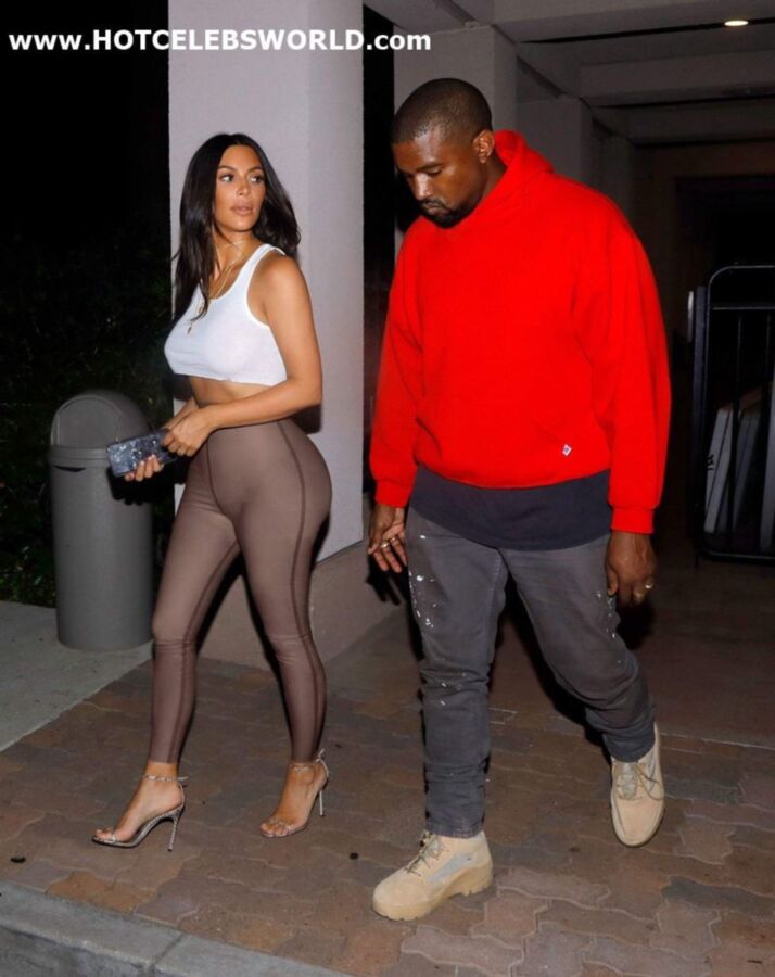 Kim Kardashian cul et seins transparents